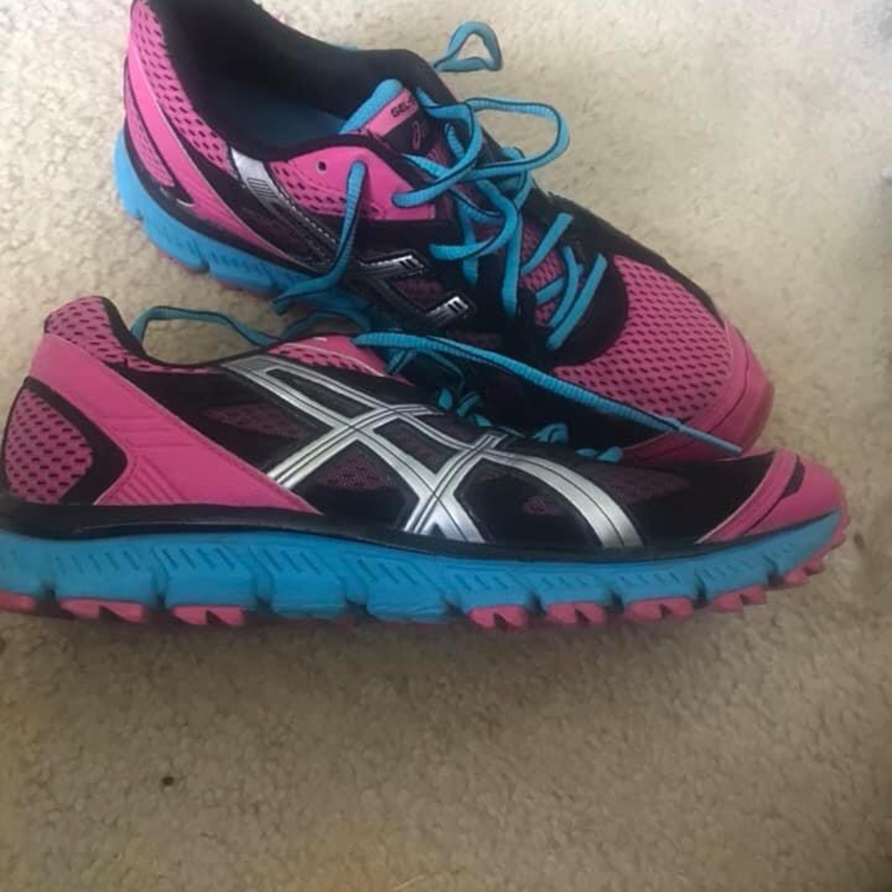 Like new size 8 ASICS